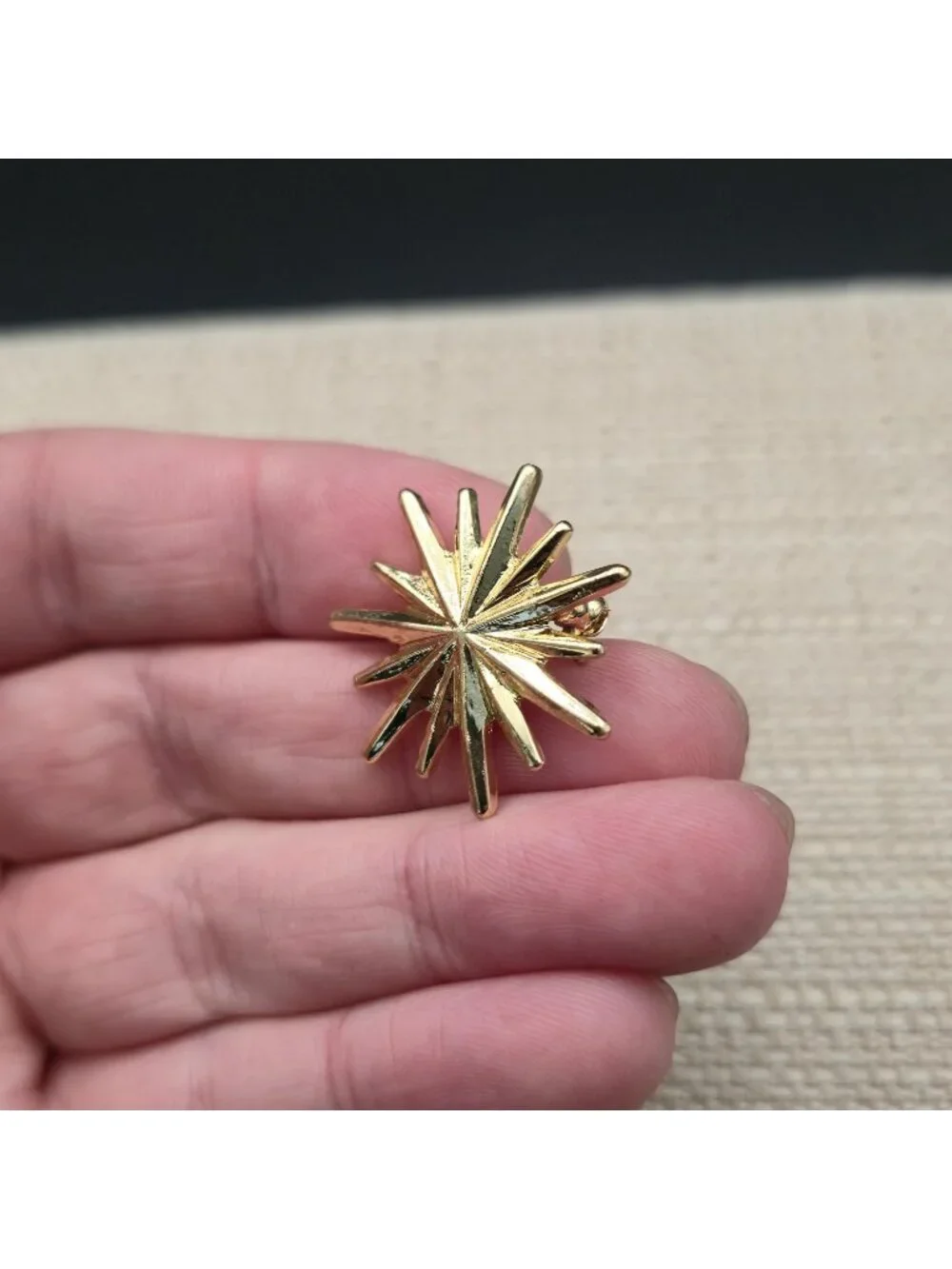 Vintage Mid-Century Modern Gold Tone Starburst Lapel Pin Brooch A8065